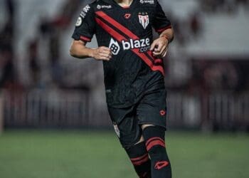 Vasco consultou sobre a contratação do atacante uruguaio Alejo Cruz, que atua pelo Atlético-GO.