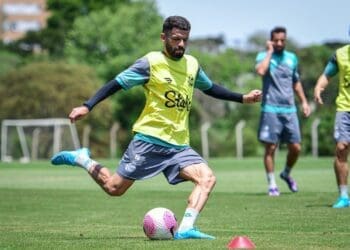 Desejado por Vasco e Vitória, a contratação do volante Jadson é renovada com o Juventude