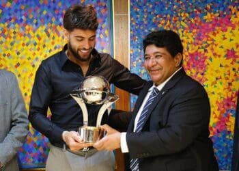 Yuri Alberto, jogador do Corinthians, foi agraciado com o Troféu Roberto Dinamite por ser um dos principais artilheiros do Campeonato Brasileiro.