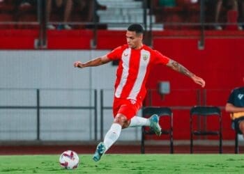 Almería não planeja entrar em negociações pelo zagueiro Kaiky, que tem sido cogitado no Vasco.