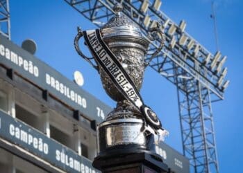 Vasco compartilha imagem da taça do Campeonato Brasileiro de 1974 em São Januário; confira