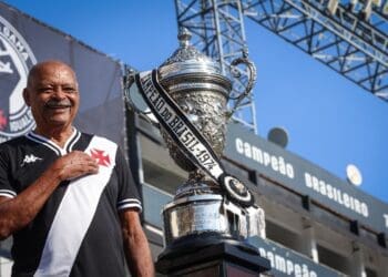 Vasco compartilha imagem do ex-lateral Alfinete vestindo a camiseta em homenagem aos 50 anos do título brasileiro de 1974.