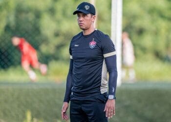 Presidente do Vitória menciona interesse do Vasco no técnico Thiago Carpini