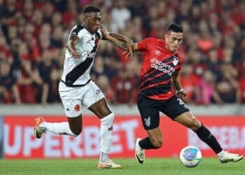 Vasco está em conversações com o Athletico-PR para efetuar a troca de Cuello por Léo, mas um débito em relação a Hugo Moura complica a situação.