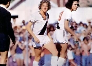 Veja a imagem de Zanata e Roberto Dinamite durante uma partida do Vasco em 1975.