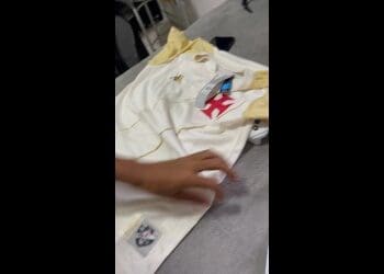 Estudante captura o momento em que seu irmão recebe a nova camisa 3 do Vasco; assista ao vídeo