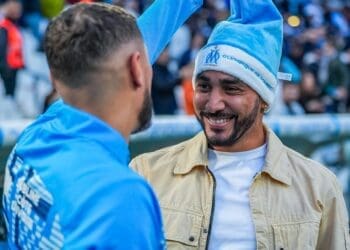 Payet participa da partida do Olympique de Marselha e recebe uma calorosa ovação dos torcedores.