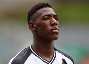 Athletico-PR apresenta oferta ao Vasco por Léo e pode incluir o defensor Mateo Gamarra na negociação.