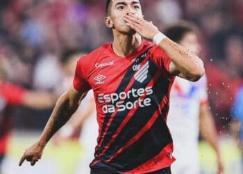 Vasco planeja apresentar uma nova proposta ao Athletico-PR por Cuello; Grêmio também demonstra interesse no atacante.