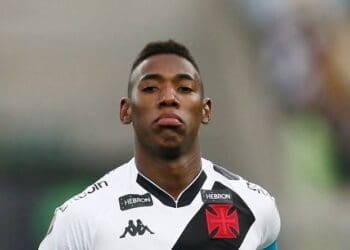 Novo técnico do Athletico-PR, Maurício Barbieri pretende contar com o zagueiro Léo, do Vasco.