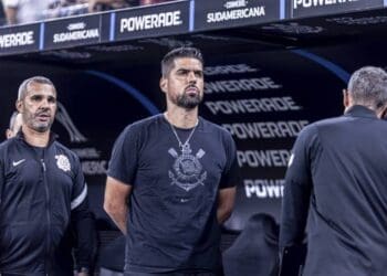 Vasco enfrentará disputa com o Atlético-MG pelo técnico António Oliveira.