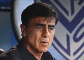 Aqui estão os títulos do treinador Gustavo Quinteros, que está sendo cogitado como possível novo técnico do Vasco.