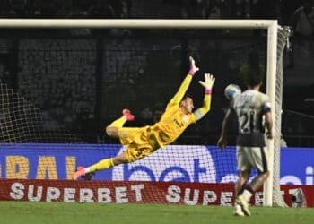 Gol de falta de Sforza contra o Corinthians é considerado o mais belo do Vasco em 2024, segundo os torcedores.