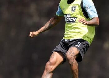 Vasco avança nas negociações com Tchê Tchê, que não permanecerá no Botafogo.