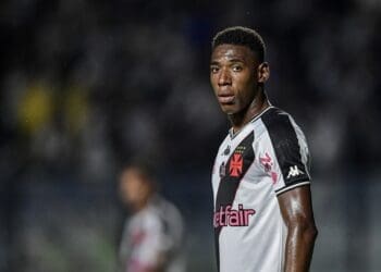Vasco rejeita oferta do Athletico-PR e informa que só permitirá a venda de Léo caso haja pagamento em dinheiro.