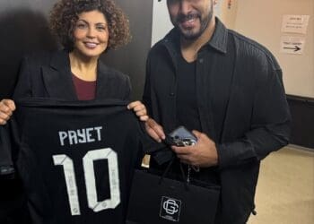 Payet entrega camisetas do Vasco para amigos na França