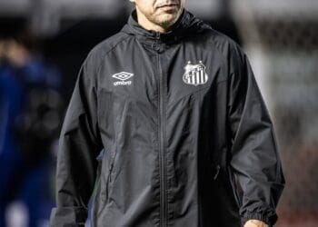 Vasco apresentou ofertas por dois atacantes e dois zagueiros; um dos defensores é um nome de confiança de Carille.