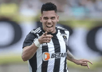 Vasco espera arrecadar mais de R$ 13 milhões com a venda de Paulinho, que foi do Atlético-MG para o Palmeiras.