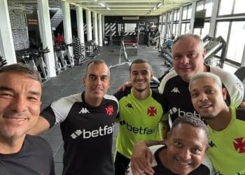 Daniel Felix compartilha imagem do treino matinal deste sábado no CT ao lado de Coutinho e David.
