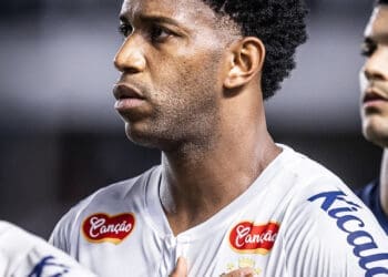 A pedido de Carille, Vasco pode fazer a contratação do zagueiro Gil, atualmente no Santos.