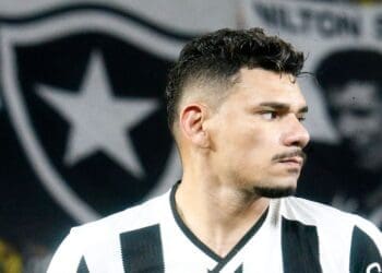 Vasco estaria interessado em fazer uma consulta pelo atacante Tiquinho Soares, do Botafogo.