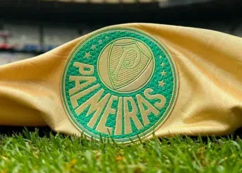 De novo contrato, Palmeiras se destaca em relação ao Vasco no ranking de patrocínios fixos do futebol brasileiro