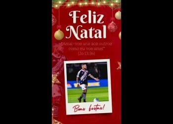 De camisa do Vasco, Rossi entrega cestas básicas em comunidades do Pará.