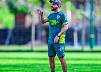 Ex-treinador das divisões de base do Vasco, William Batista atualmente lidera a equipe do América-MG, tendo colaborado anteriormente com Barros e Figueiredo.
