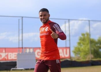 Vasco busca a contratação do atacante Wanderson, que pertence ao Internacional; clubes da Rússia também demonstram interesse.