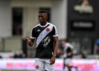 Léo chegou a assumir a capitania do Vasco, mas erros comprometem sua conexão com os torcedores.