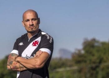 Vasco e Coritiba discutem o pagamento do salário do defensor Maicon durante o período de empréstimo.