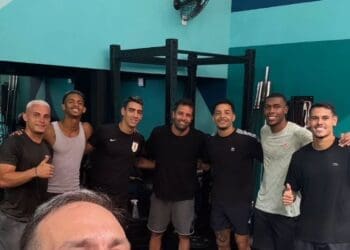 Possível novo reforço do Vasco, o zagueiro Lucas Freitas participou de um treinamento ao lado de Puma Rodríguez e Rayan neste sábado; confira a foto.