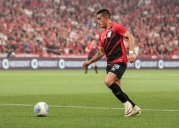 Staff de Cuello e Athletico-PR discutem o futuro do atacante, que é alvo de Vasco e Grêmio