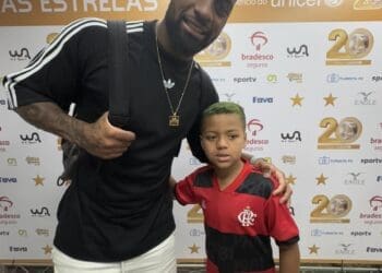 Dedé afirma ser fã do Vasco enquanto tira uma foto com seu filho, que torce pelo time rubro-negro.