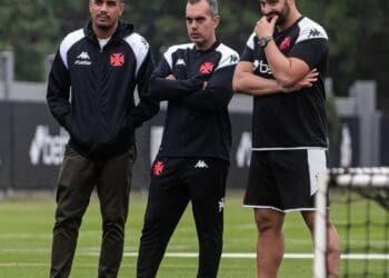 Léo Matos expressa gratidão pelo ano de 2024 e contempla as perspectivas para 2025.