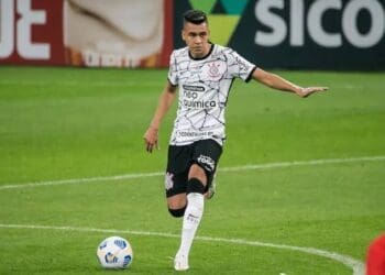 Sondado por Vasco e Fluminense, o volante colombiano Cantillo, ex-jogador do Corinthians, deve fechar um contrato com o Sport em breve.