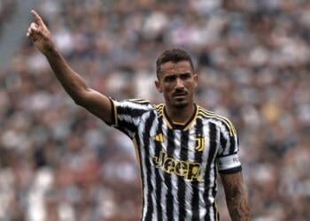 Staff de Danilo, da Juventus, refuta ter sido contatado pelo Vasco