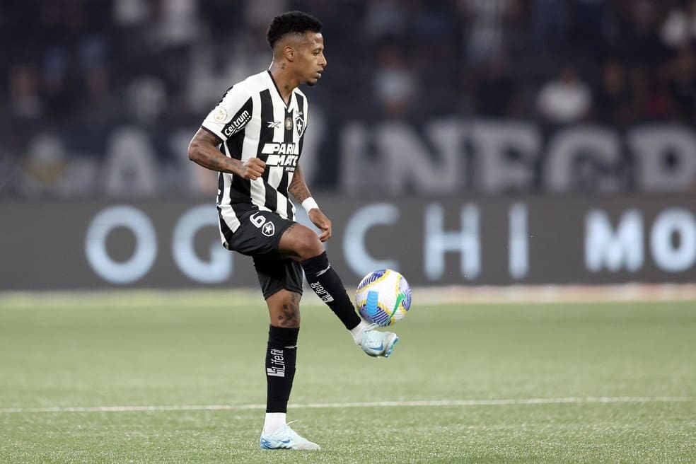 Tchê Tchê entrou como lateral-direito contra o Flamengo: ex-jogador do Botafogo cumpriu algumas funções — Foto: Vitor Silva / Botafogo
