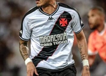 Benfica demonstra interesse na aquisição de Clayton, que está emprestado pelo Vasco ao Rio Ave.