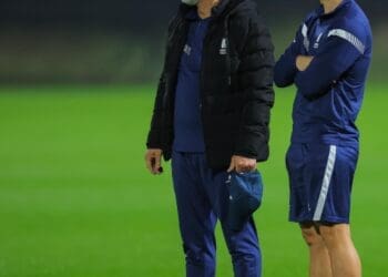 Ex-técnico do Vasco, Álvaro Pacheco rompe contrato com o Al-Orobah, da Arábia Saudita, devido a salários não pagos.