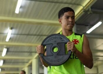 Jovem Andrey Fernandes tem se integrado aos treinos da equipe profissional.