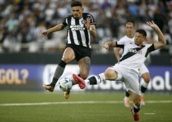 Capasso deseja permanecer no Vasco e aguarda definição sobre seu futuro.