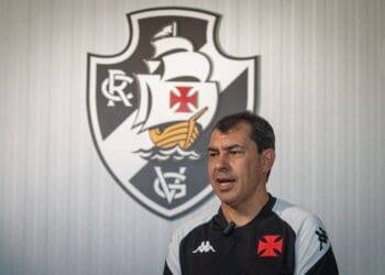 Vasco reestrutura sua defesa antes da chegada de Carille; clube continua na procura por zagueiros