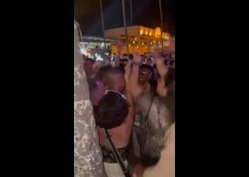 Bruno Henrique, do Flamengo, interpreta ‘A Barreira vai virar baile’ para Philippe Coutinho em festa e vídeo se torna viral