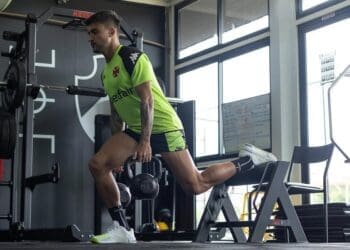Victor Luís formalizou a renovação de seu contrato neste domingo; novo acordo se estende até o final de 2026.