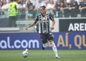 Vasco apresenta oferta por Maurício Lemos, enfrentando disputa com clubes do Brasil e do Uruguai.