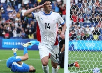 Carille revela que o Vasco foca na aquisição de um zagueiro e de um atacante de profundidade.