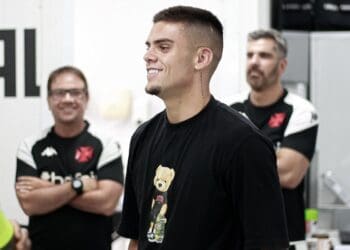 Vasco compartilha imagens da visita de Gabriel Pec ao CT Moacyr Barbosa