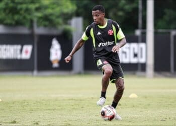 Vasco compartilha imagens de Tchê Tchê e Daniel Fuzato em momento de treinamento