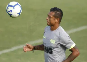 Em processo de recuperação do alcoolismo, o ex-jogador do Vasco, Guarín, aspira retomar sua carreira no futebol.